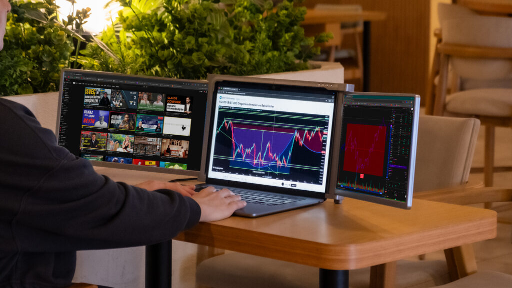 Trimonitör dual screen workspace with a laptop